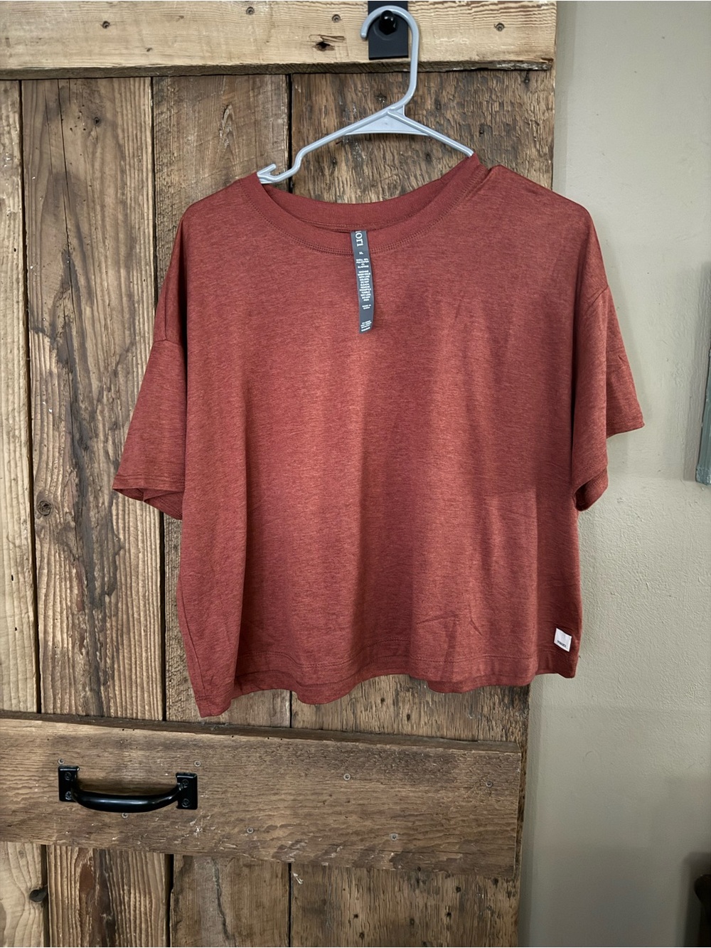 Vuori Crop Tee in Rust Red